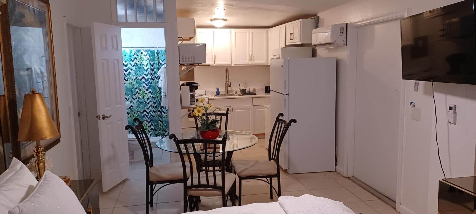 Palm Springs 3-Bedroom 2-Bath 5 Miles To The Beach Лейк Уърт Стая снимка
